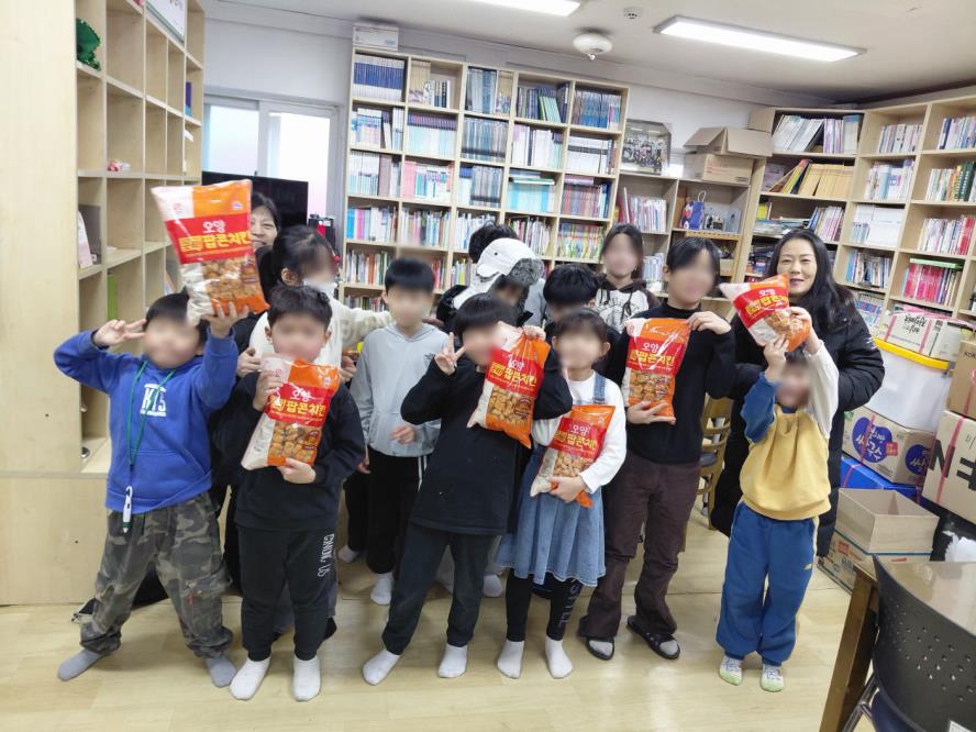 수원시 권선구 구운동 마을만들기협의회, 참아름지역아동센터에 팝콘치킨 30kg 전달